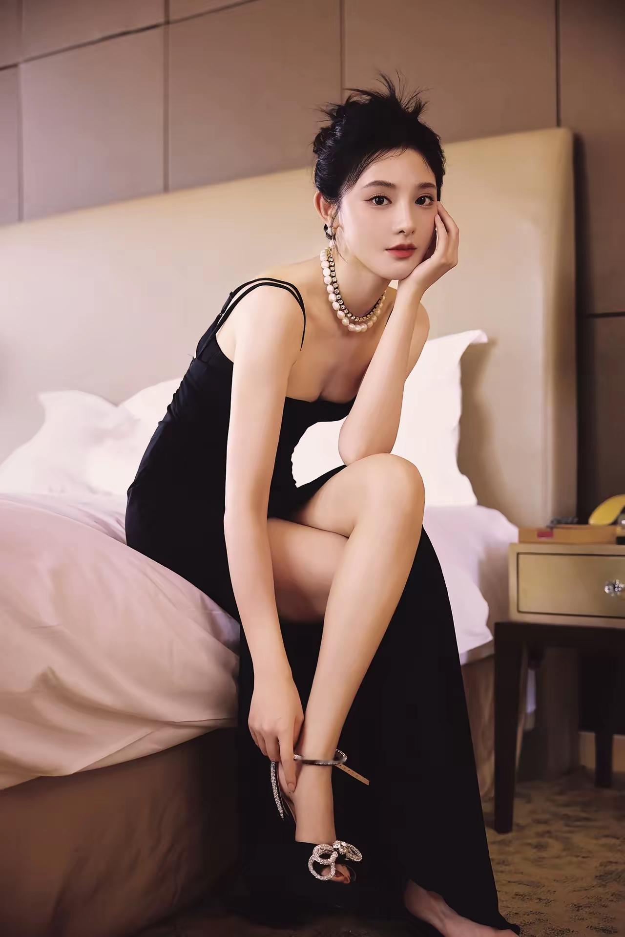 中国传媒大学校花彭小苒美貌火出圈，婀娜的身姿，精致的五官，让人一眼难忘