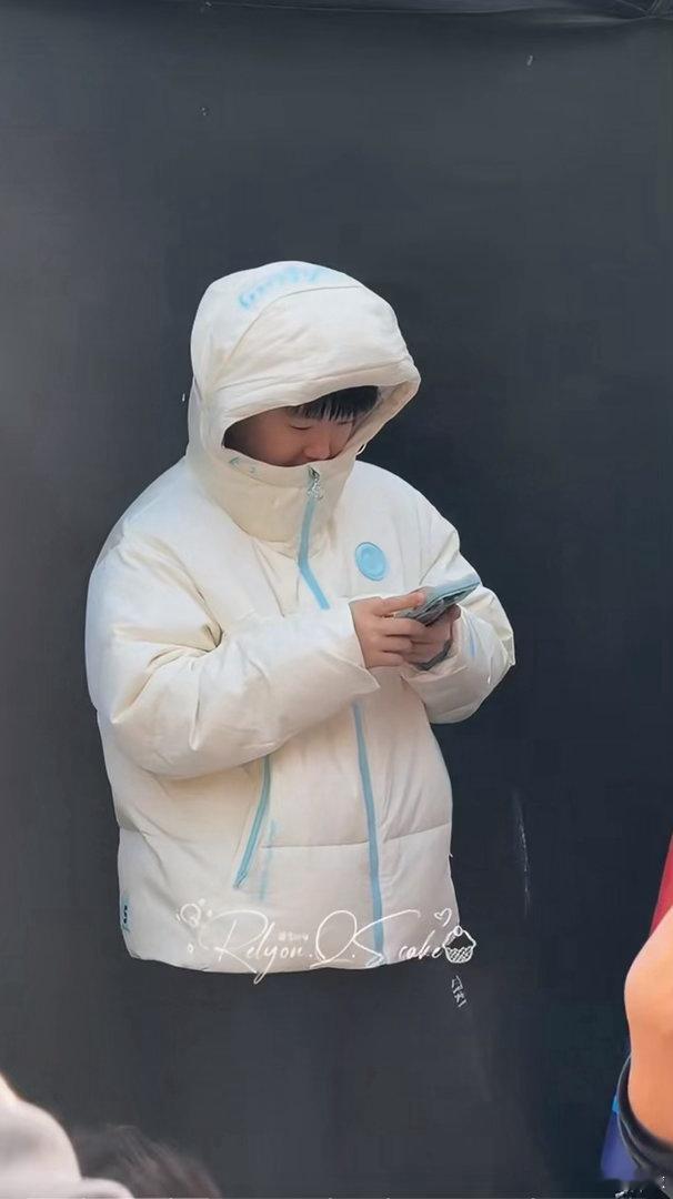 孙颖莎穿上羽绒服了看到莎莎穿羽绒服了，看来伦敦是真的冷！昨天无数人都看到莎宝没有