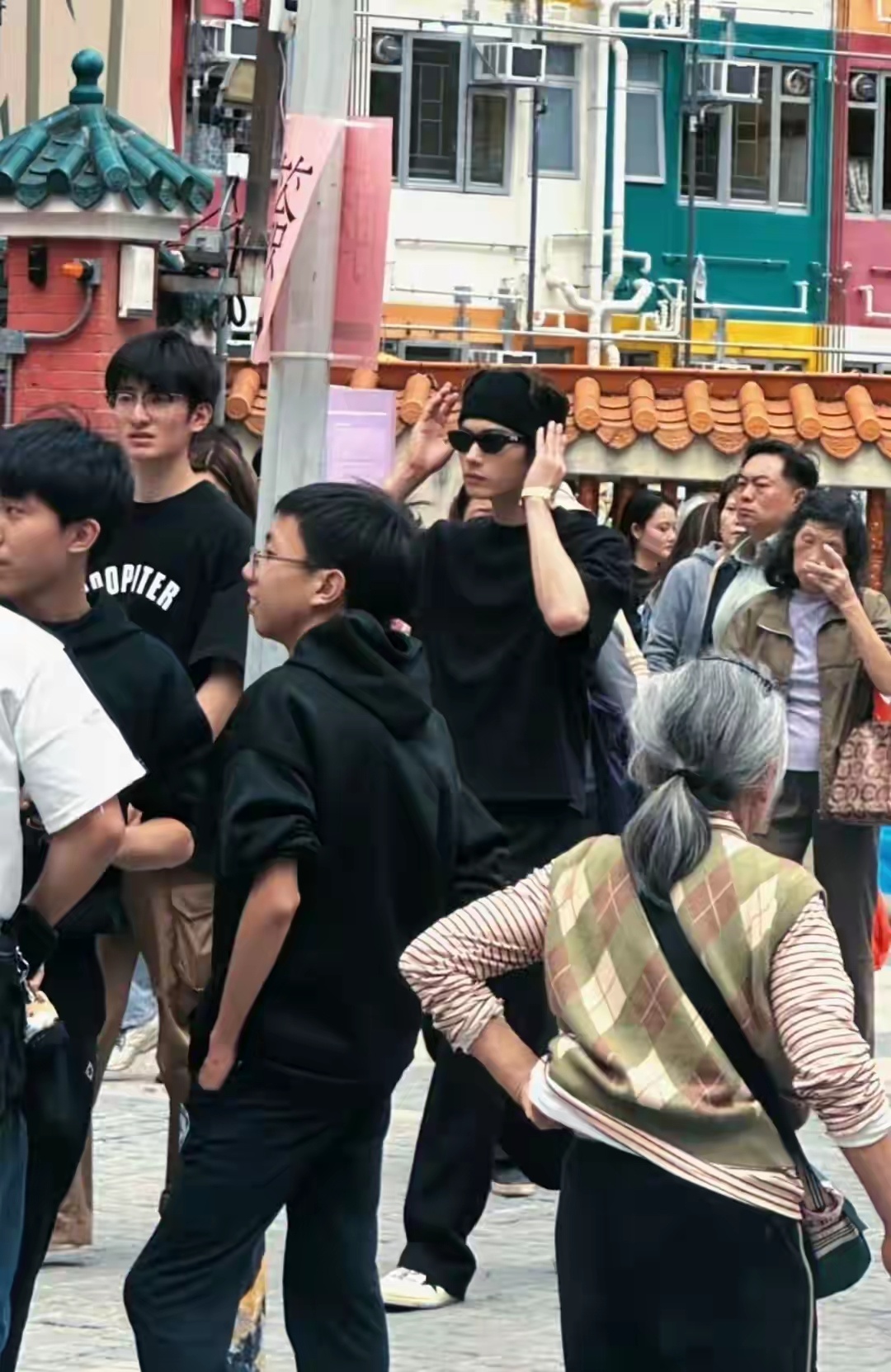 许凯香港街头被偶遇，黑超配大金表，港风氛围感拉满，又酷又飒，妥妥古惑仔既视感！ 