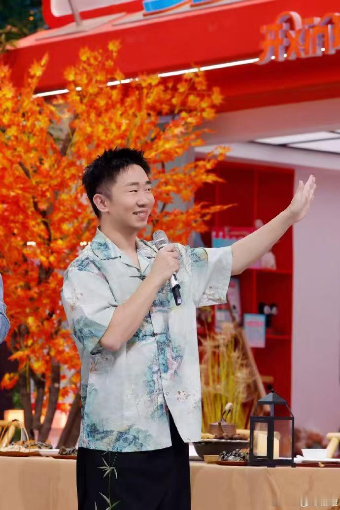 #你好星期六拿捏秋日仪式感# 《你好星期六》今晚的好六街热闹非凡，小姐姐发现男友