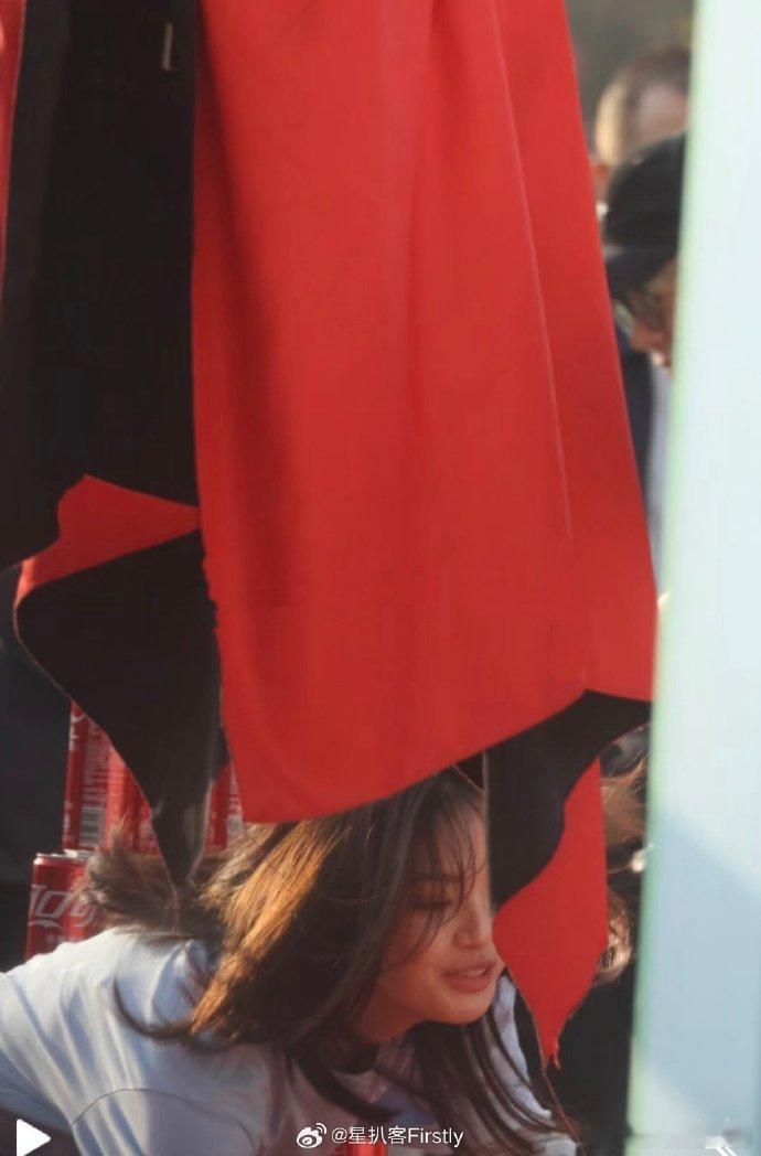 杨超越被绊倒杨超越摔倒也太可爱了吧！水灵灵地接了接地气，表情管理下线的样子好真实