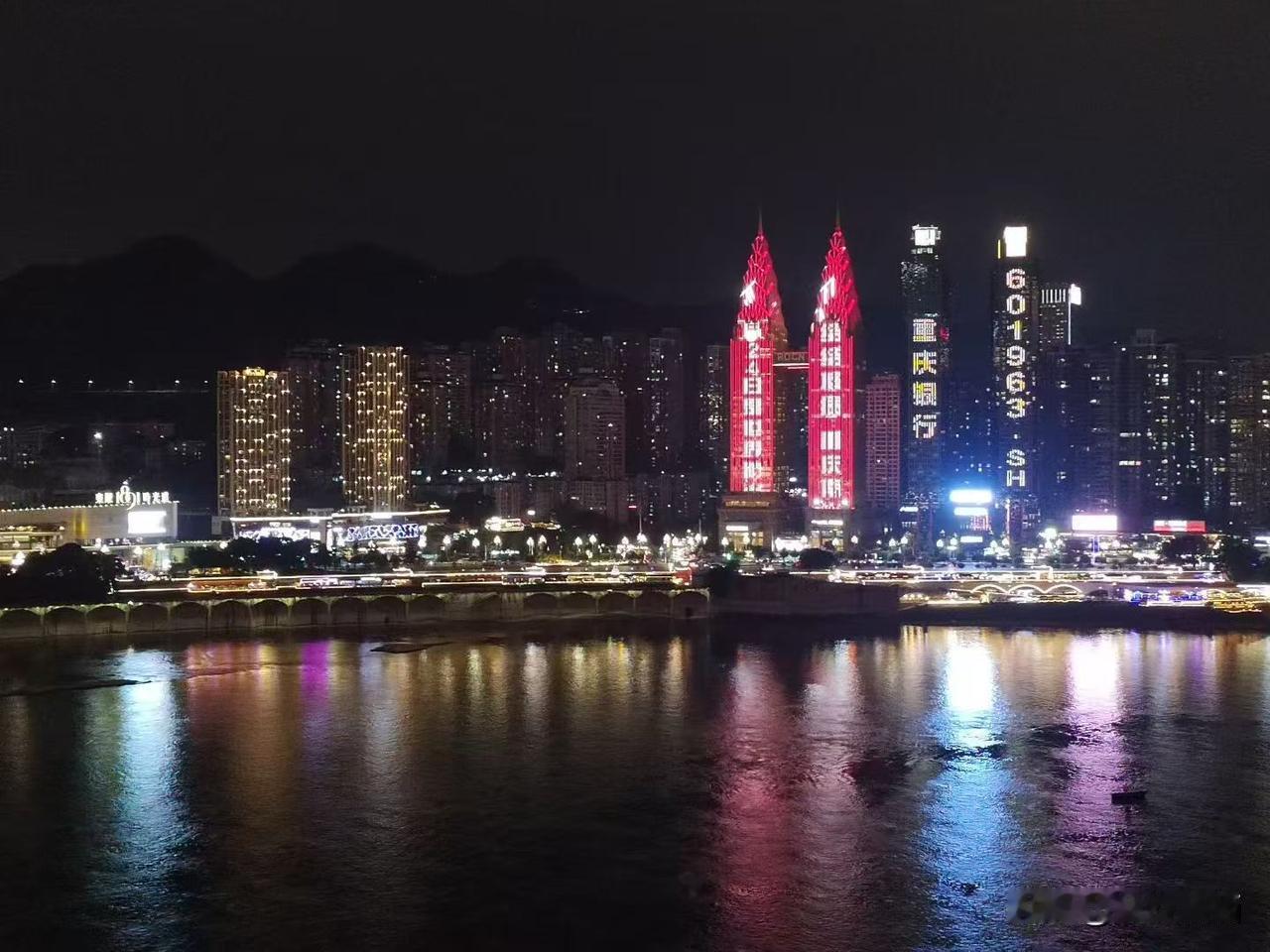 重庆印象（一）
你吹着嘉陵江的风
我看到洪崖洞的灯
成都市老年人协会摄影专委会