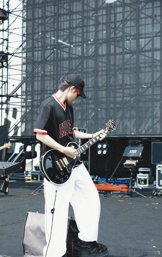 #小鬼工作室放饭了##小鬼音乐节彩排图# 长春禧都音乐节上，将用实力诠释音乐的魅