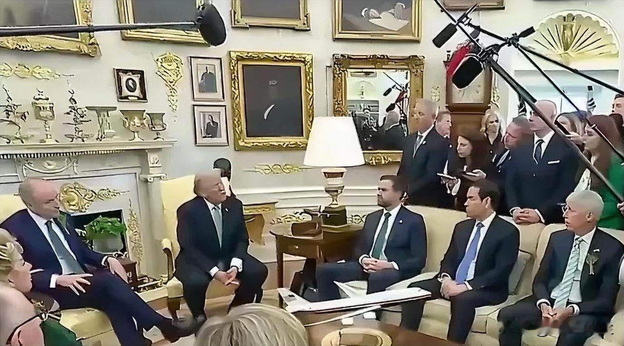 特朗普声称对北约感到失望。暗示将退出北约。

特朗普在白宫与爱尔兰总理马丁的会吾