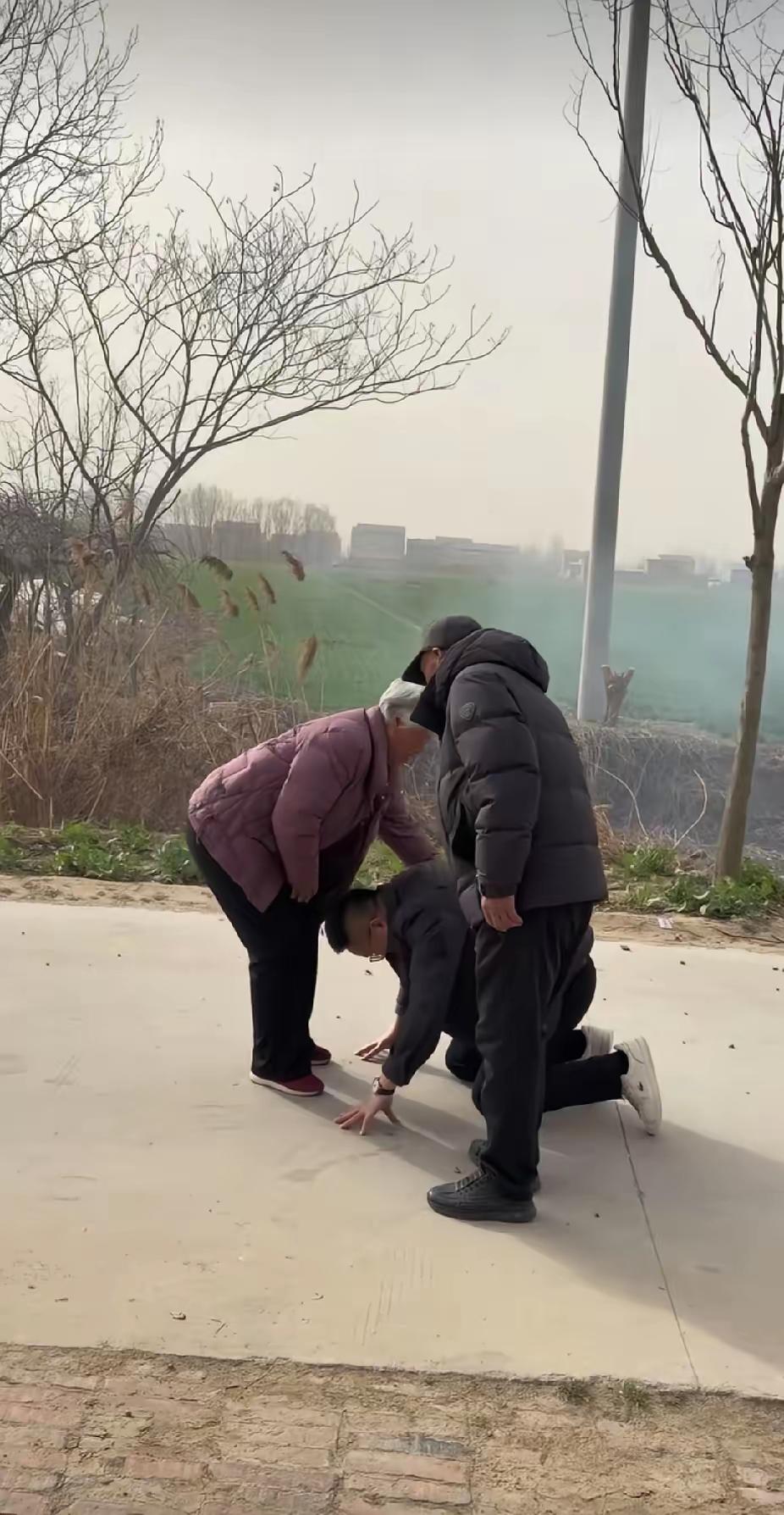 车窗外那串突然炸响的鞭炮，让开车的孙子瞬间红了眼眶。头发全白的爷爷奶奶站在村口老