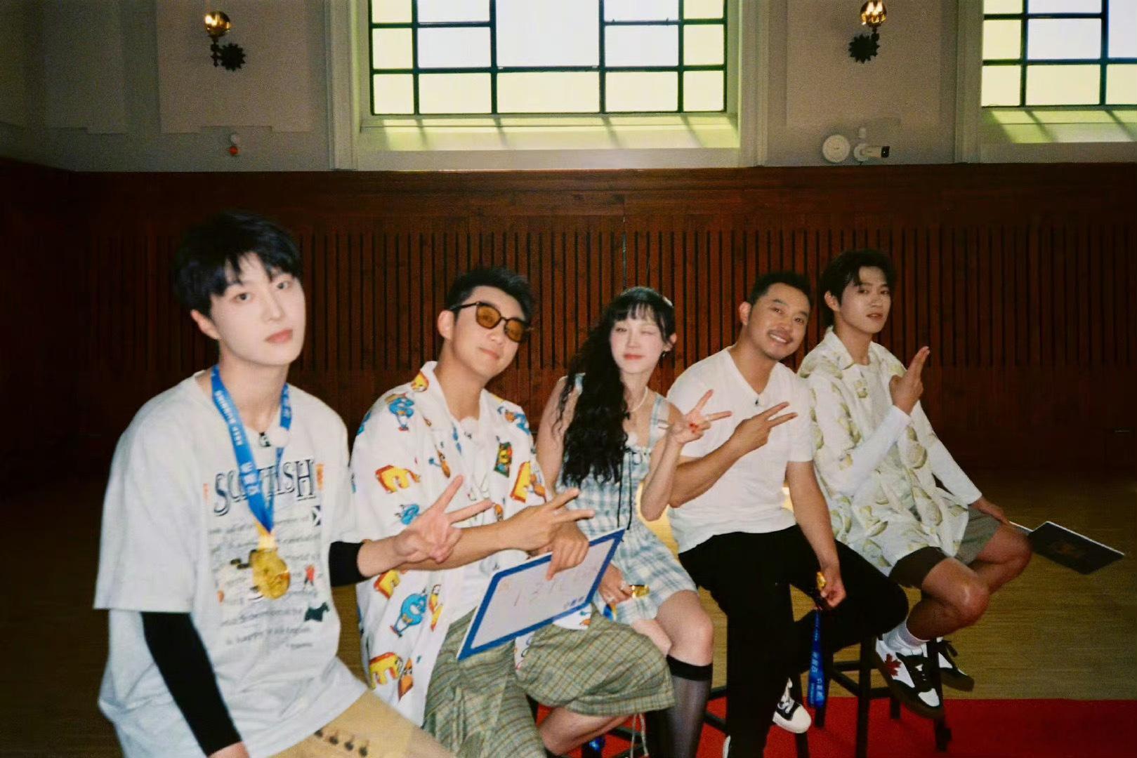 #白鹿拍的范丞丞张真源#白鹿镜头下的范丞丞和张真源更帅气了，只能说小姐姐好会拍啊