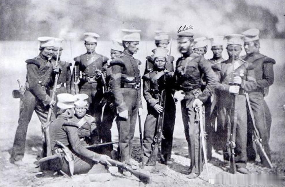 1857年印度民族大起义时期的廓尔喀营士兵和他们的英国军官，后来发展成为廓尔喀第