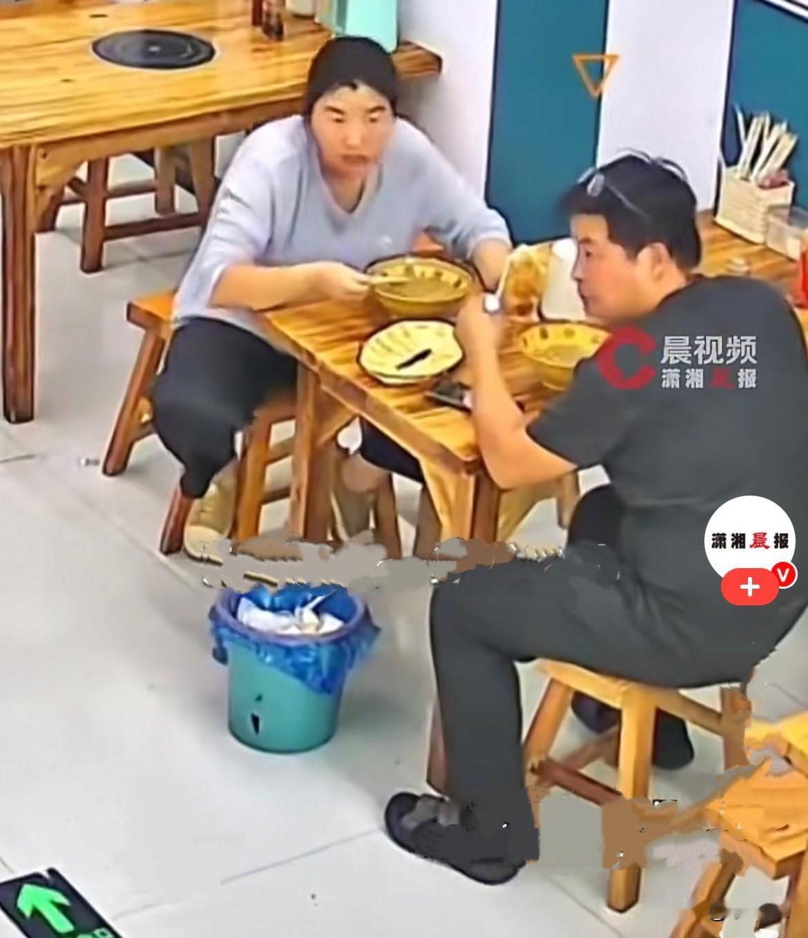 7月14日河南周口淮阳，一对货车夫妻进一饭店吃饭中途，外面突然下起大暴雨，男子车