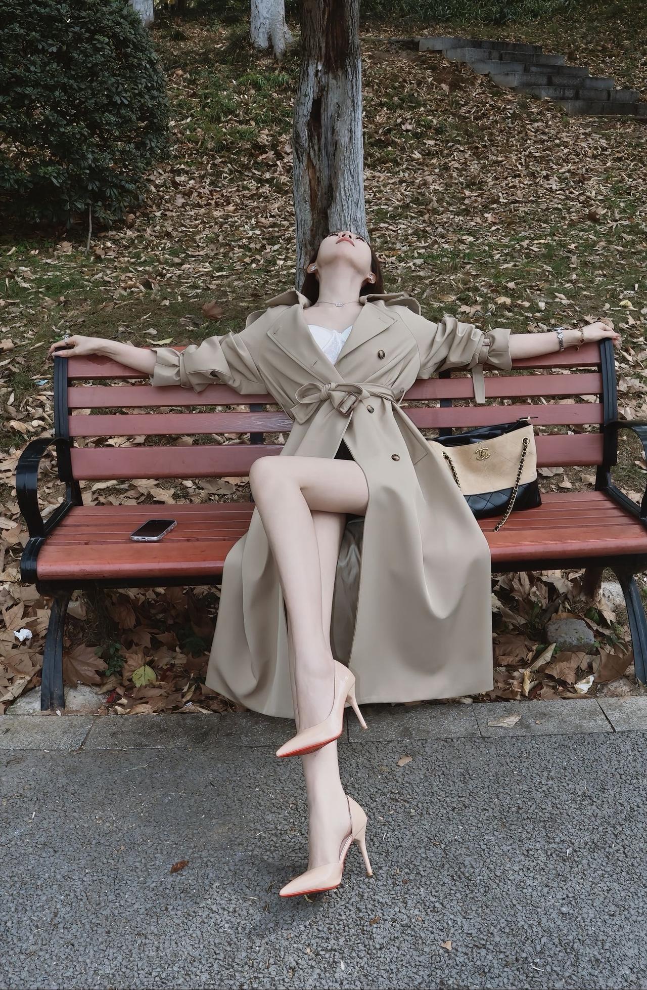 卡其色风衣才是秋日御姐标配！搭配裸色高跟，轻松穿出超模大长腿

秋日街头，如何穿