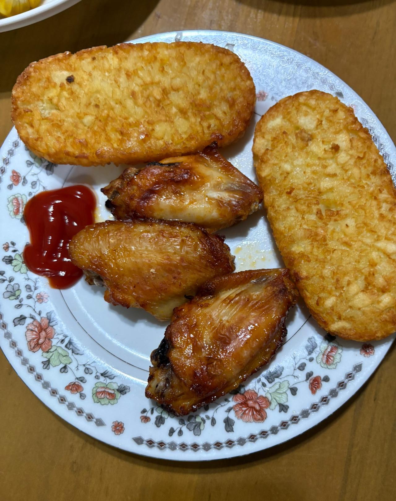 在自己家里面用空气炸锅炸的薯饼和奥尔良鸡翅，感觉和麦当劳出品差不多。

非常的好