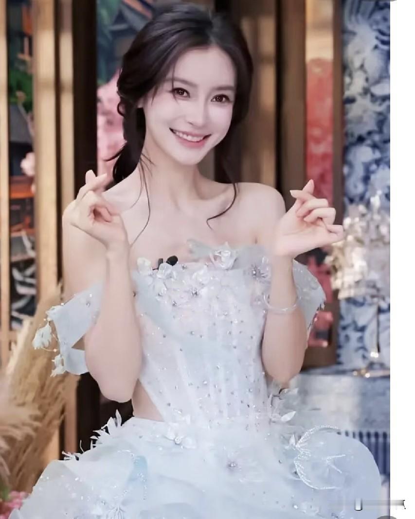 杨颖直播冲上热嫂，支持杨颖，好样的自己做自己的主，祝你心想事成万事如意发大财杨颖