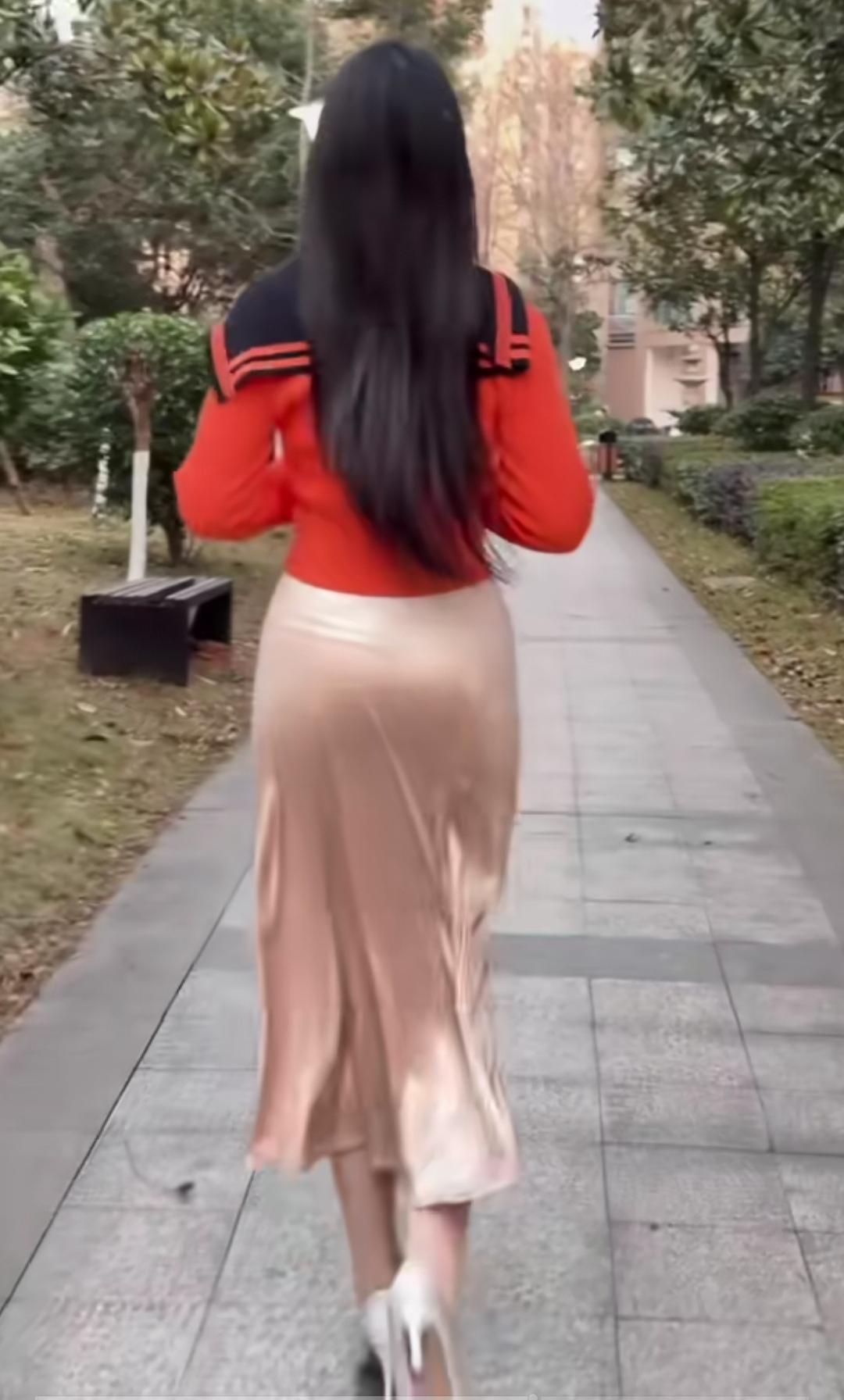 谢谢邀请，试对上联：

上联：夏去花别树，
下联：秋来果压枝。

上联“夏去花别