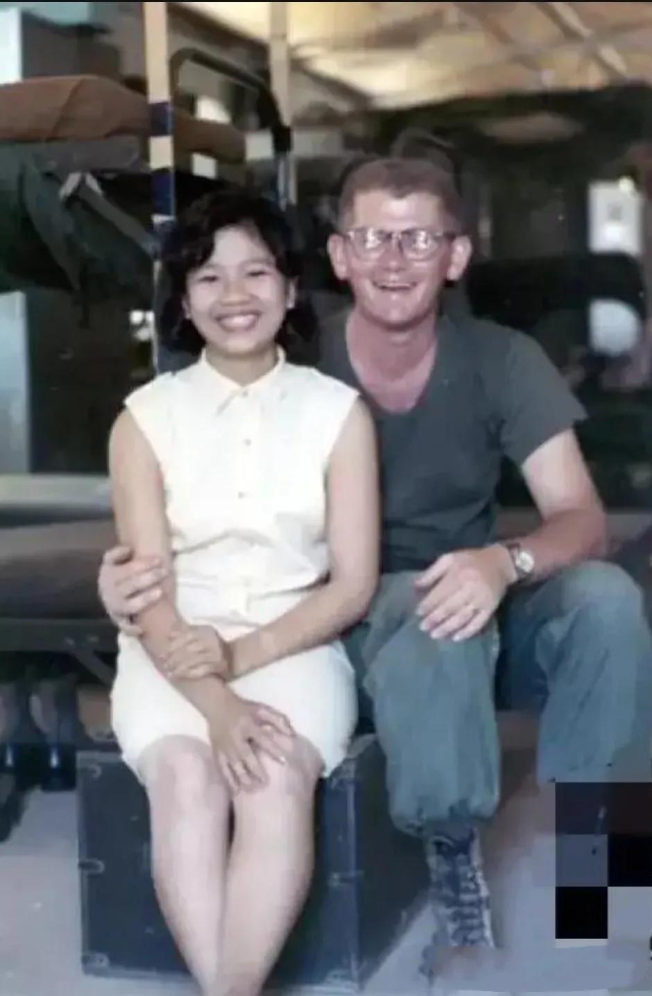 在越南战争期间，许多越南妇女为了生计，来到美军兵营寻求工作机会。

战争中的越南
