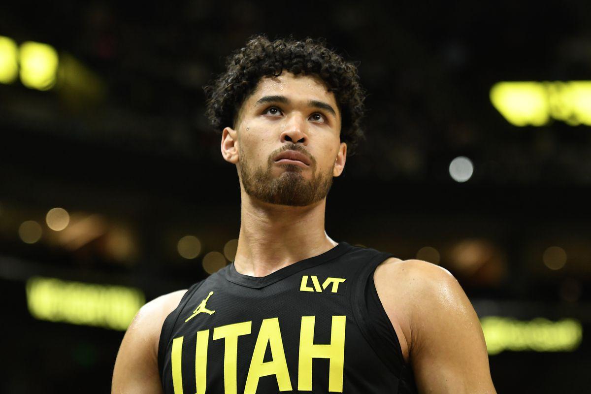 ESPN的沙姆斯·查拉尼亚报道，爵士队将裁掉约翰尼·朱赞。
这位来自UCLA的球