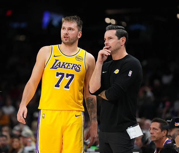 队记：本周六打国王的季前赛预计是人员最齐整的一场“预练”，大部分健康球员都可以登