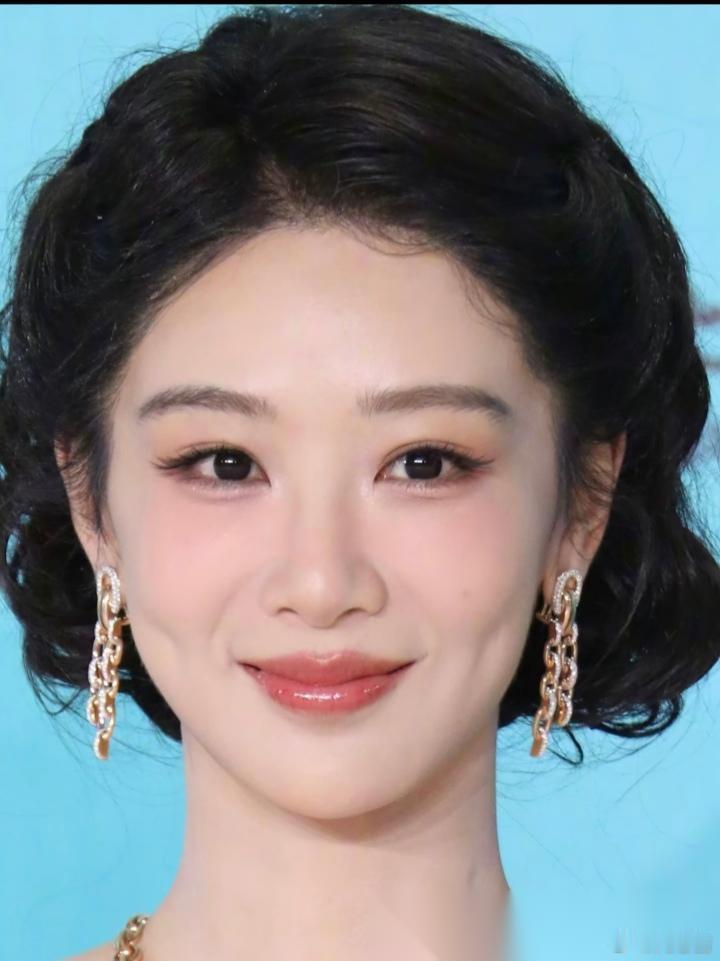 杨紫现在有多抢手？好剧本多到挑不过来，真是让人眼红！  如今这影视寒冬，多少演员