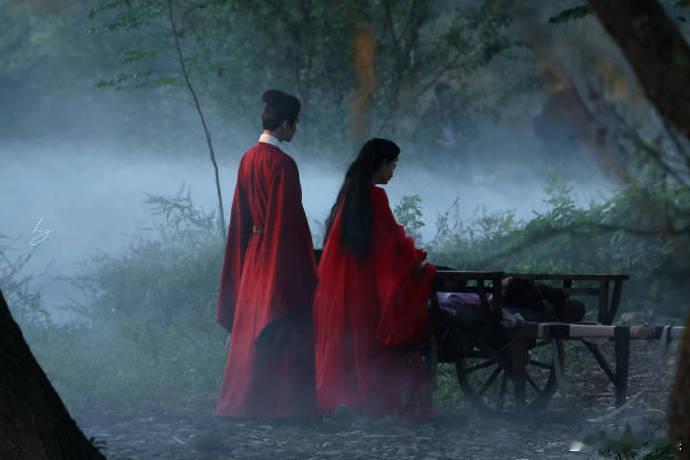 于正晒出网友拍的周柯宇赵晴，青春气息扑面而来。他“爱自己成为自己的中心”的理念，