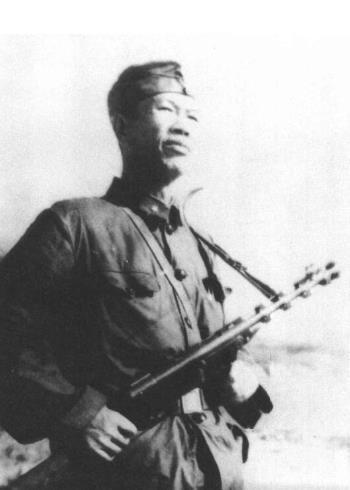 1958年，邓华在沈阳军区六十四军守备二师下连当兵时留影。