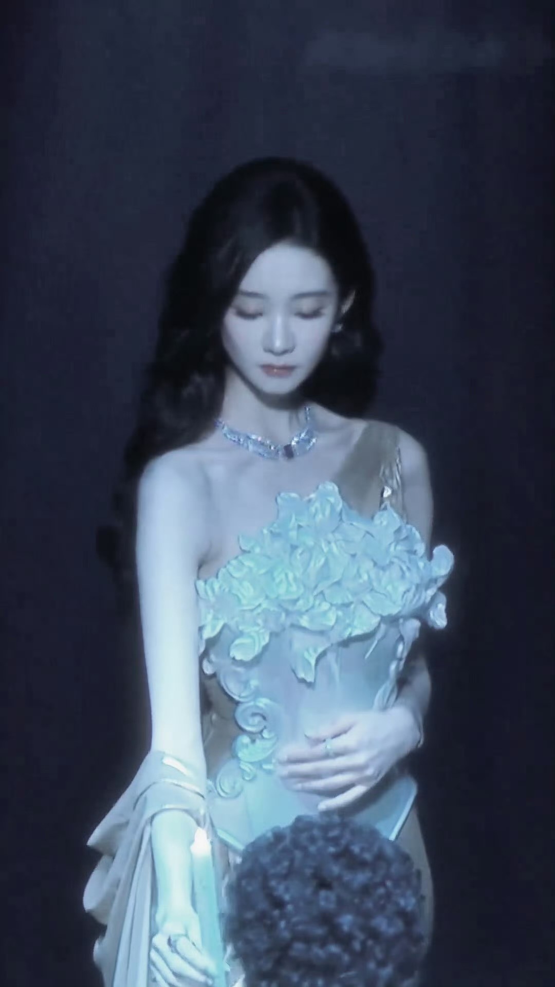 张艺凡从油画里走出的神女【张艺凡】梦回2020年第一次站上大舞台跳芭蕾的凡儿 