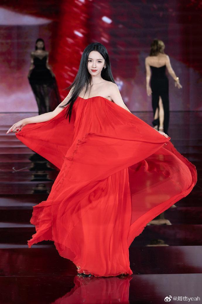巴黎时装周的舞台因周也焕发光彩！红色高定裙尽显优雅，精致妆容搭配闪耀珠宝，让人过