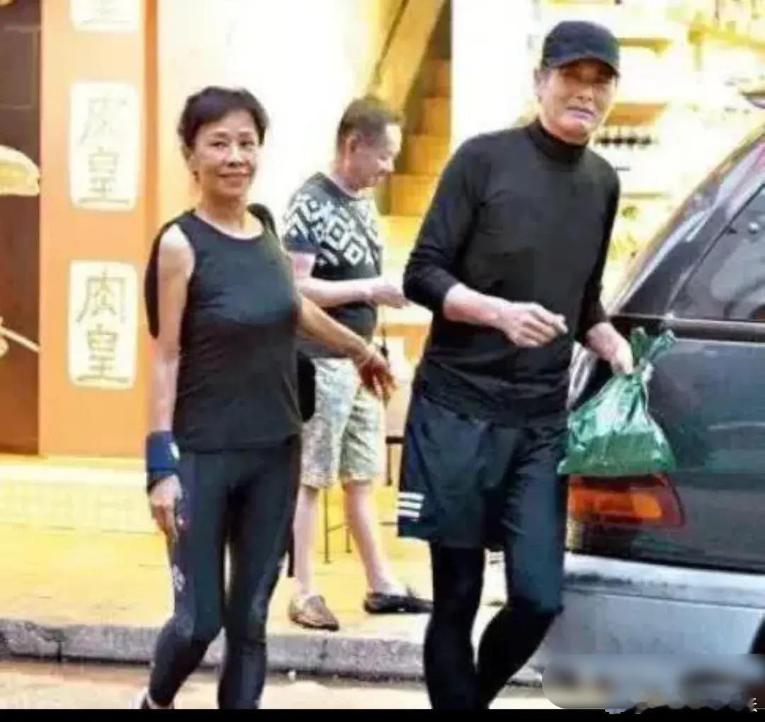 香港艺人明星真是接地气，不摆架子，这是艺人该有的素质，就是一份职业， 相互尊重即