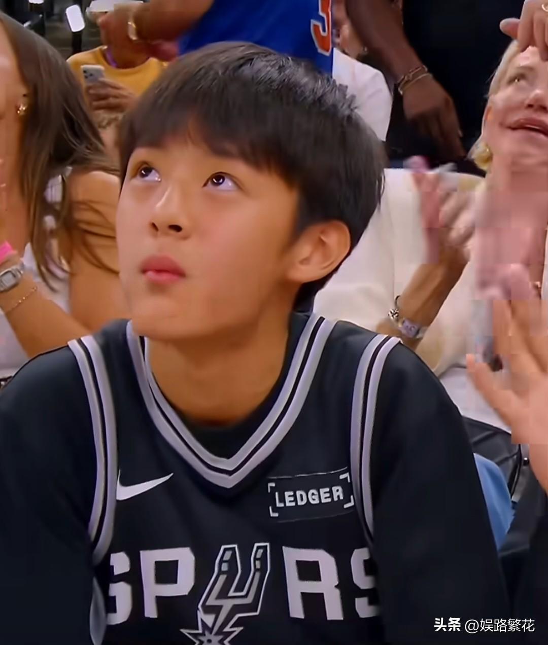 邓超带儿子看球，结果被14岁儿子抢了风头。6月14日，NBA总决赛G5现场，邓超
