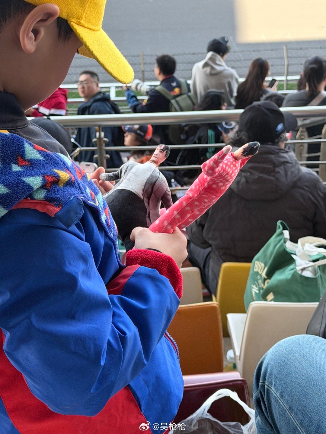 我前面这爸爸带俩儿子 全是周冠宇的铁粉这小儿子的玩偶可真赢了👍 上海·上汽国际