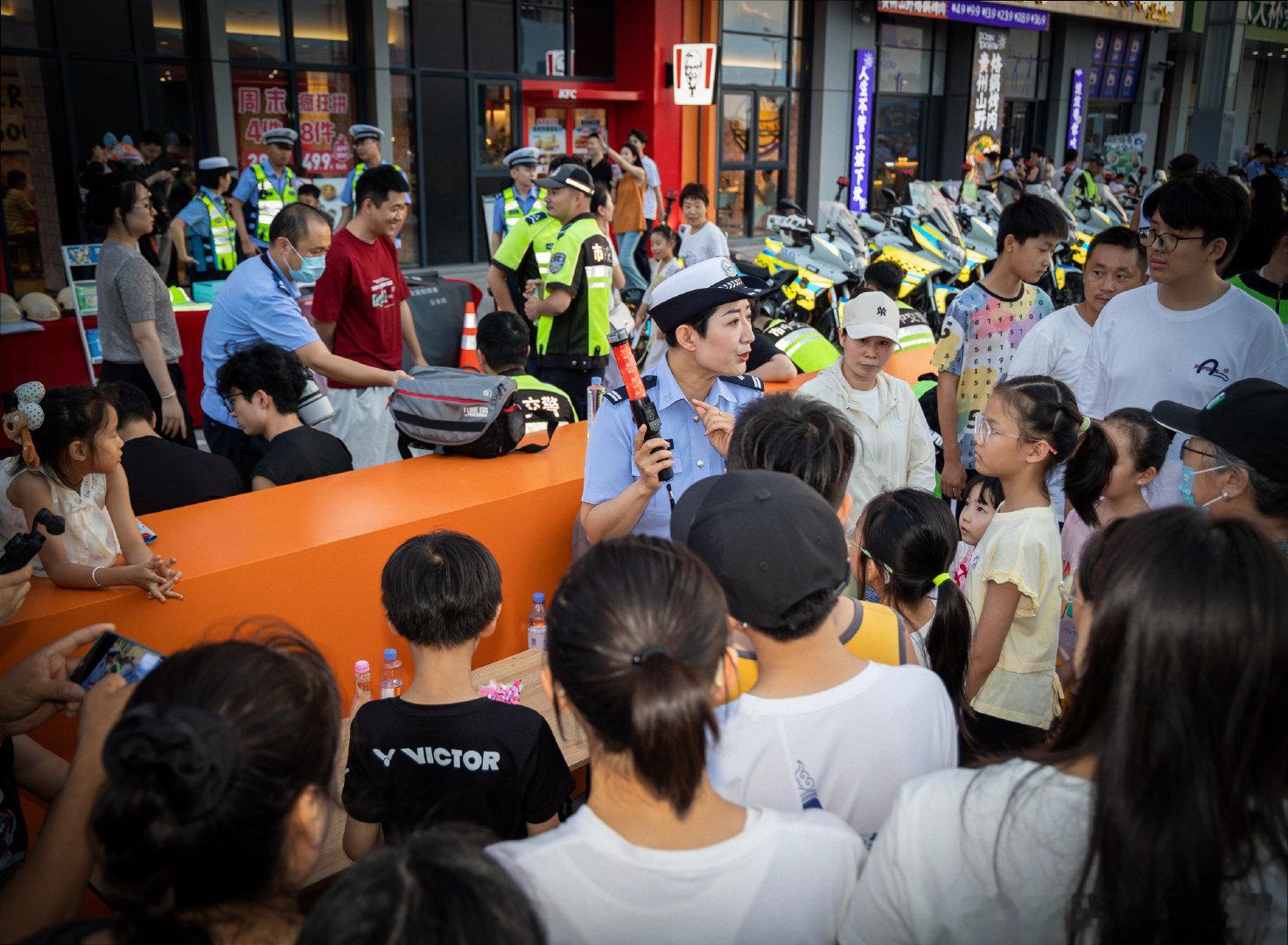 陌生来电不慌张，网络交友不转账。晚安。这场警营开放活动火爆全城月亮警官普法说晚安