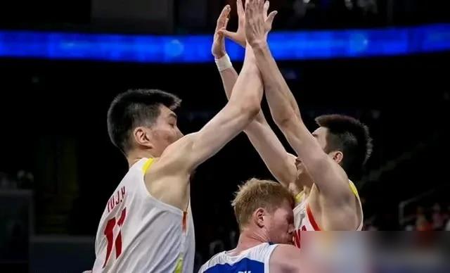 五次转机，横跨三万里，余嘉豪从非洲落地日本，直接杀进禁区搏命。这个2米21的大个