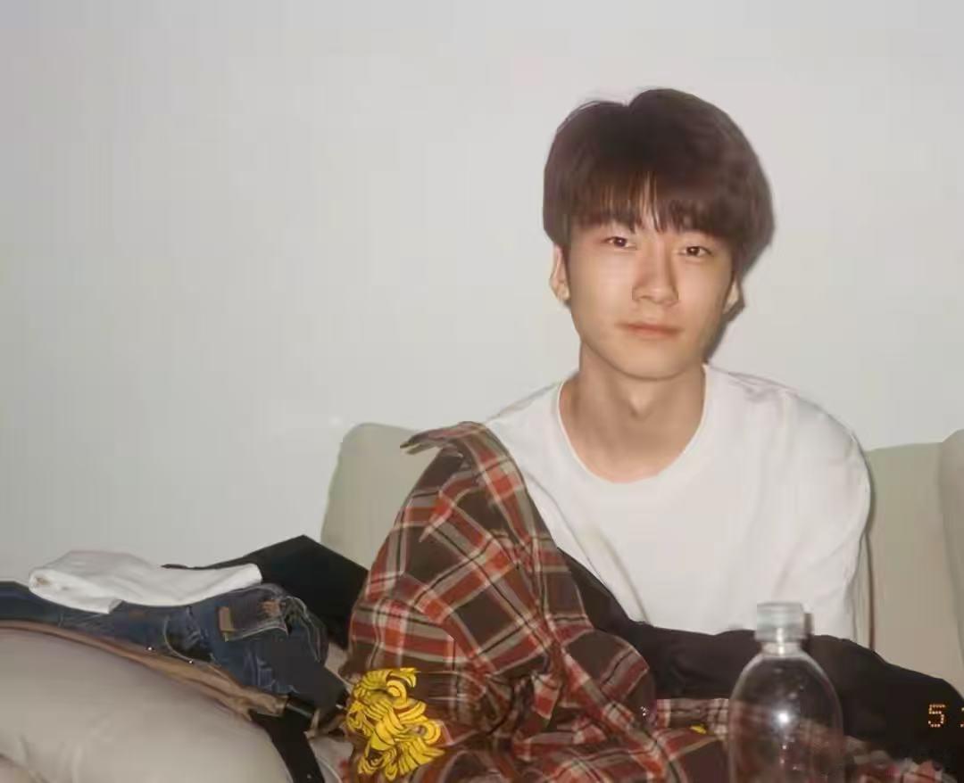 张悦轩18岁生日照，当时录制节目时才6岁大的天天，现在都18岁成大小伙了