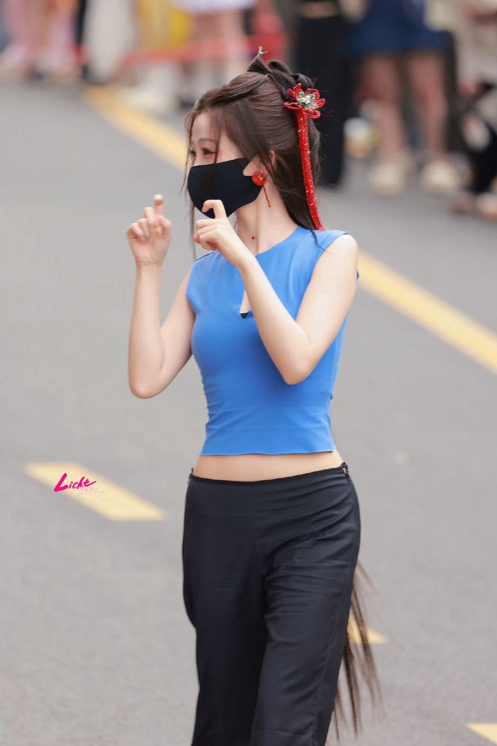 “🌺”一花寄情思，眸中藏温柔，从容舒展，自带动人光芒。 