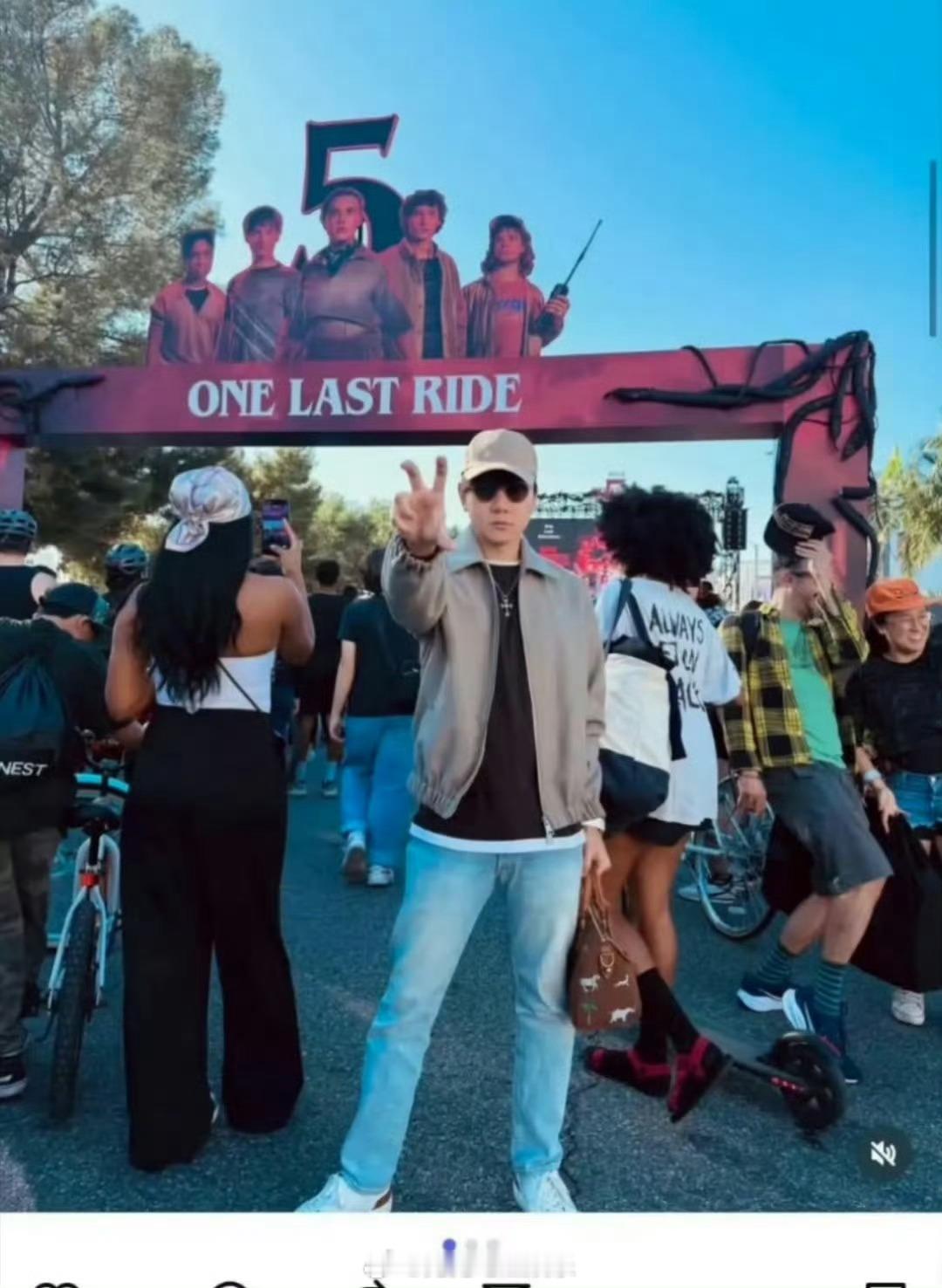 林俊杰与女友在洛杉矶穿同色系情侣装逛街被偶遇，祝福祝福 