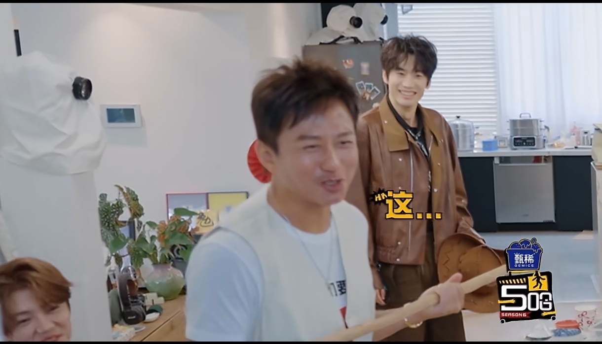 庞博文化人送邓超真棍子邓超收到庞博礼物差点红温笑不活了！庞博不愧是文化人，送礼思