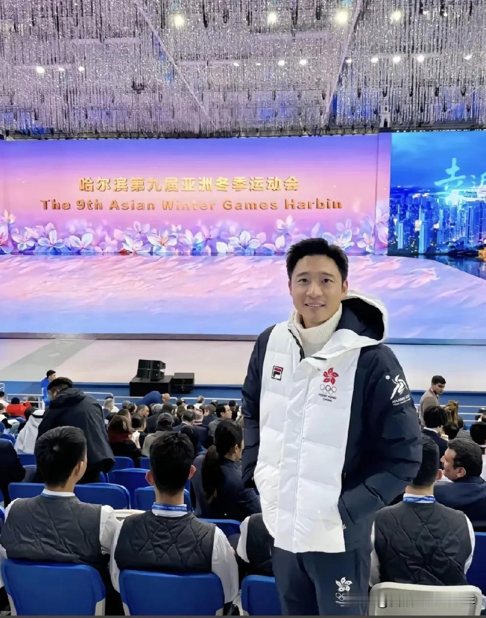 家人们，谁懂啊！亚冬会开幕式上，霍启山居然靠一件高领毛衣成功抢镜！😂 咱就是说