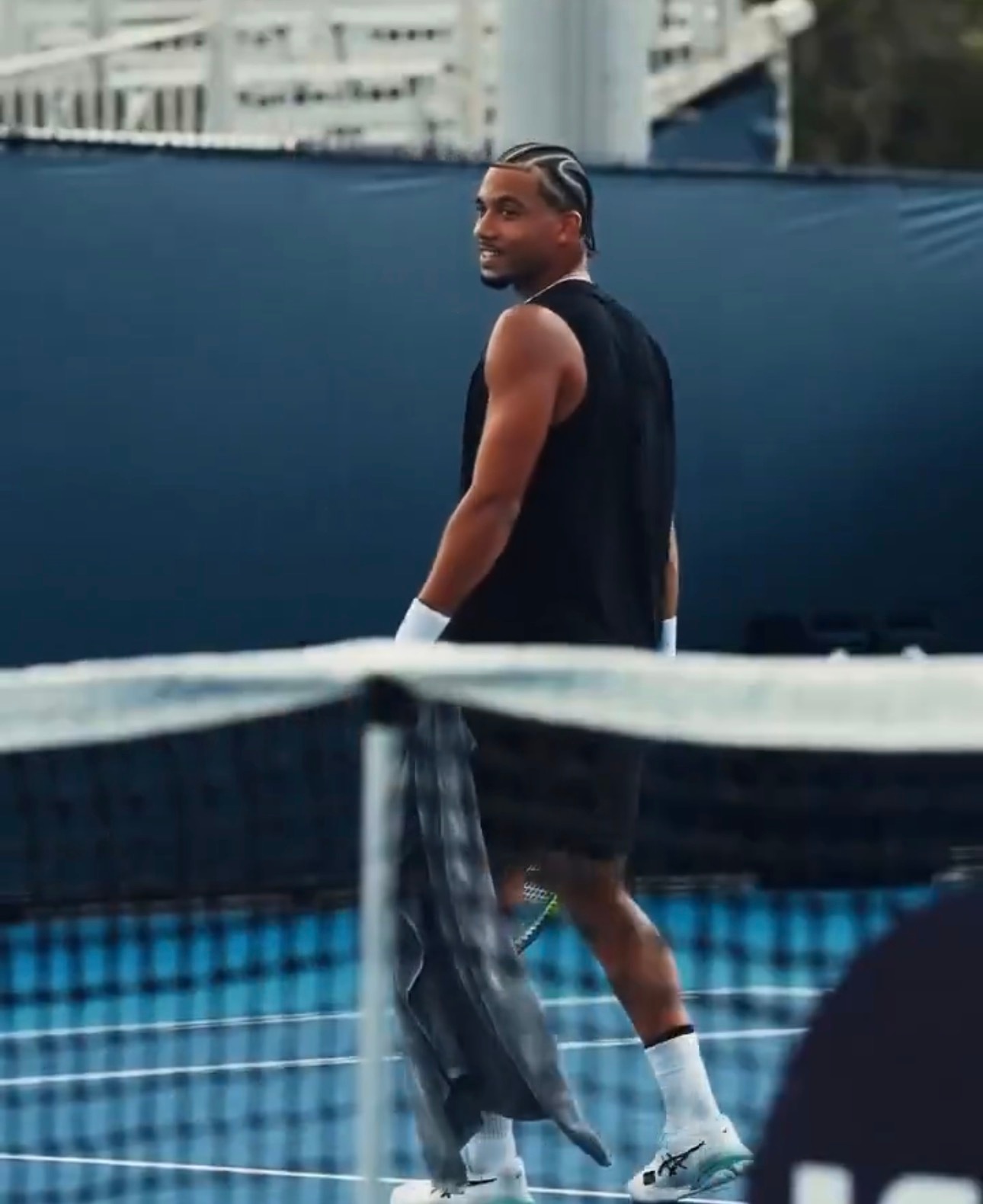 原来菲斯前段时间把头发留长，就是为了能整这个发型呀！🤔 