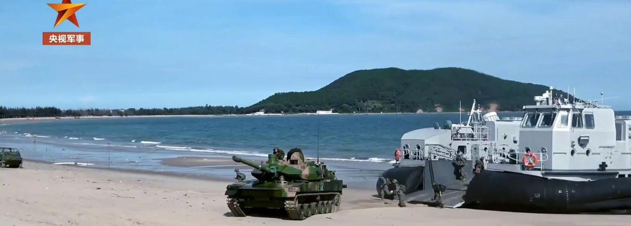 中国海军气垫船运送15式轻型坦克抢滩登陆。如果武统台湾省那一天，抢滩登陆的话，如
