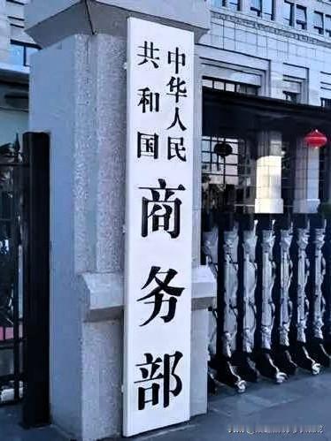 刚刷到美国财长贝森特在那“哭惨”，说咱一年顺差一万亿，全世界都扛不住。
 
这话