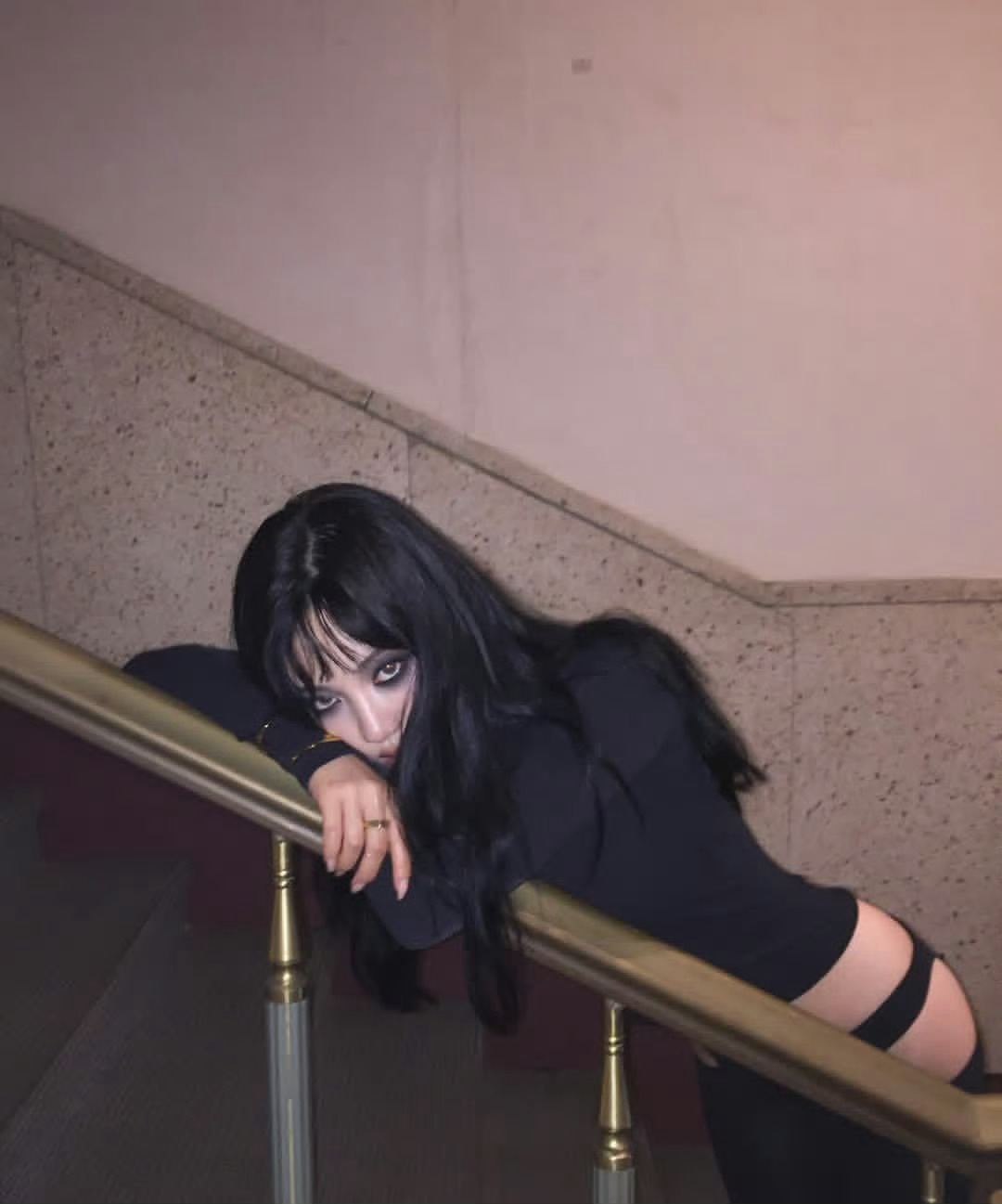 宁艺卓暗黑烟熏妆女神大烟熏好酷飒，完美消化概念🖤 ​​​