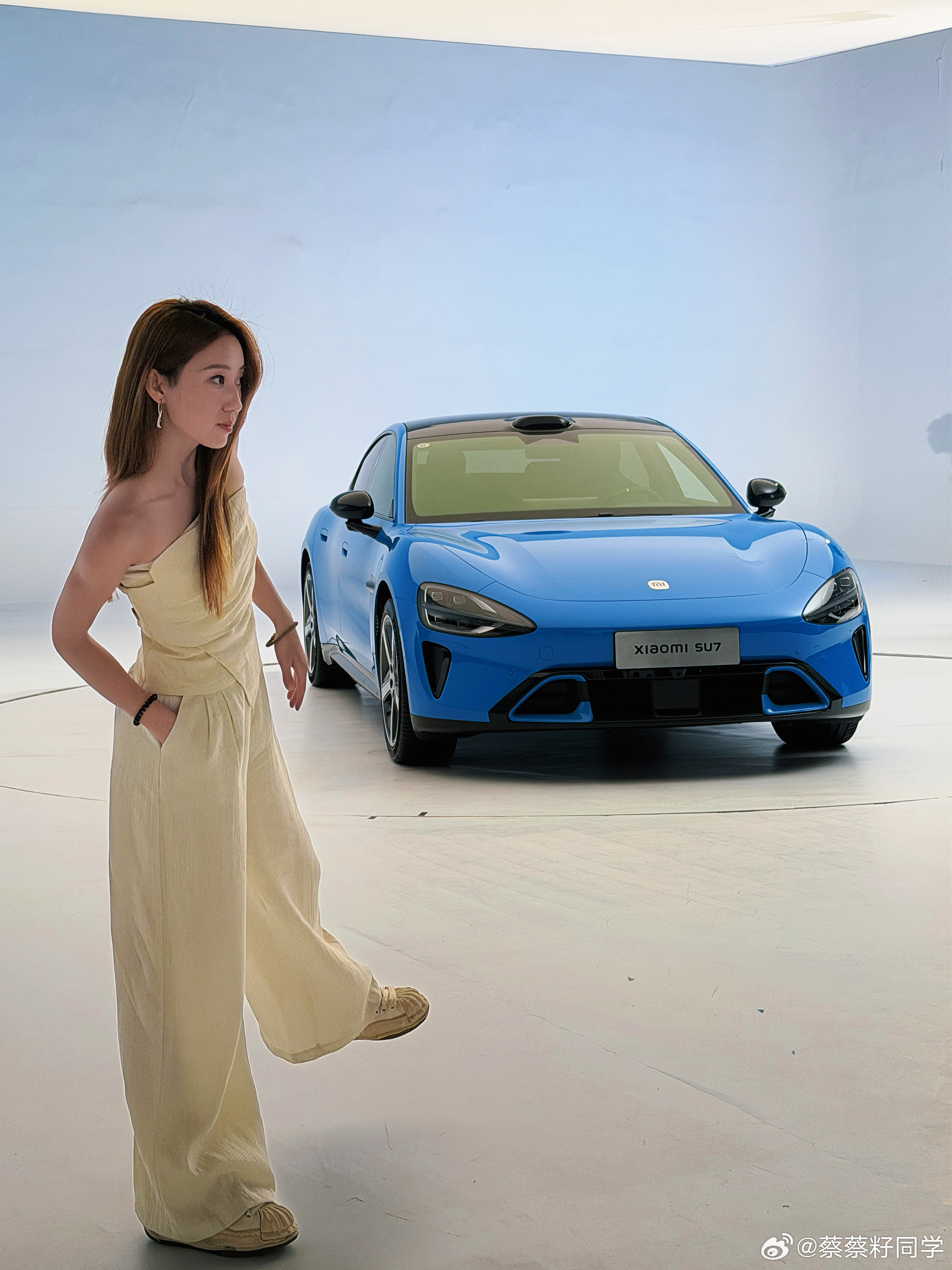 和舒淇（SU7）一起拍大片，评论点赞，抽个铁粉送个车模！现场差点以为是海飞丝广告