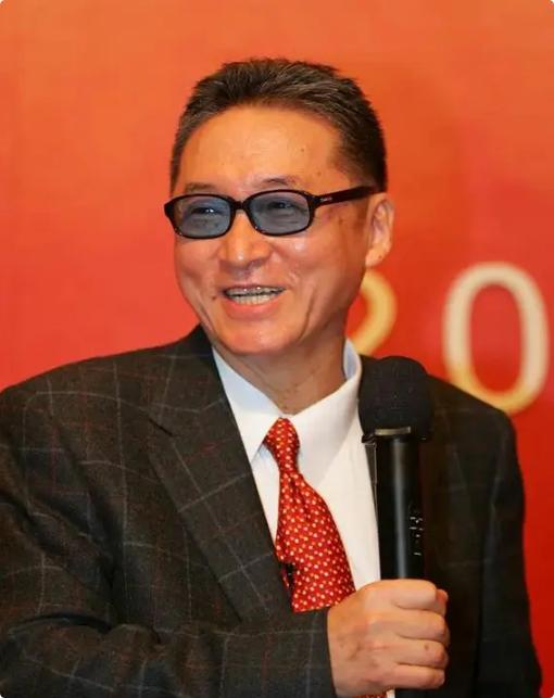 李敖说："你在人群里，笑容再标准，也没用；腰弯得再深，也没用；心再滚烫，也没用；