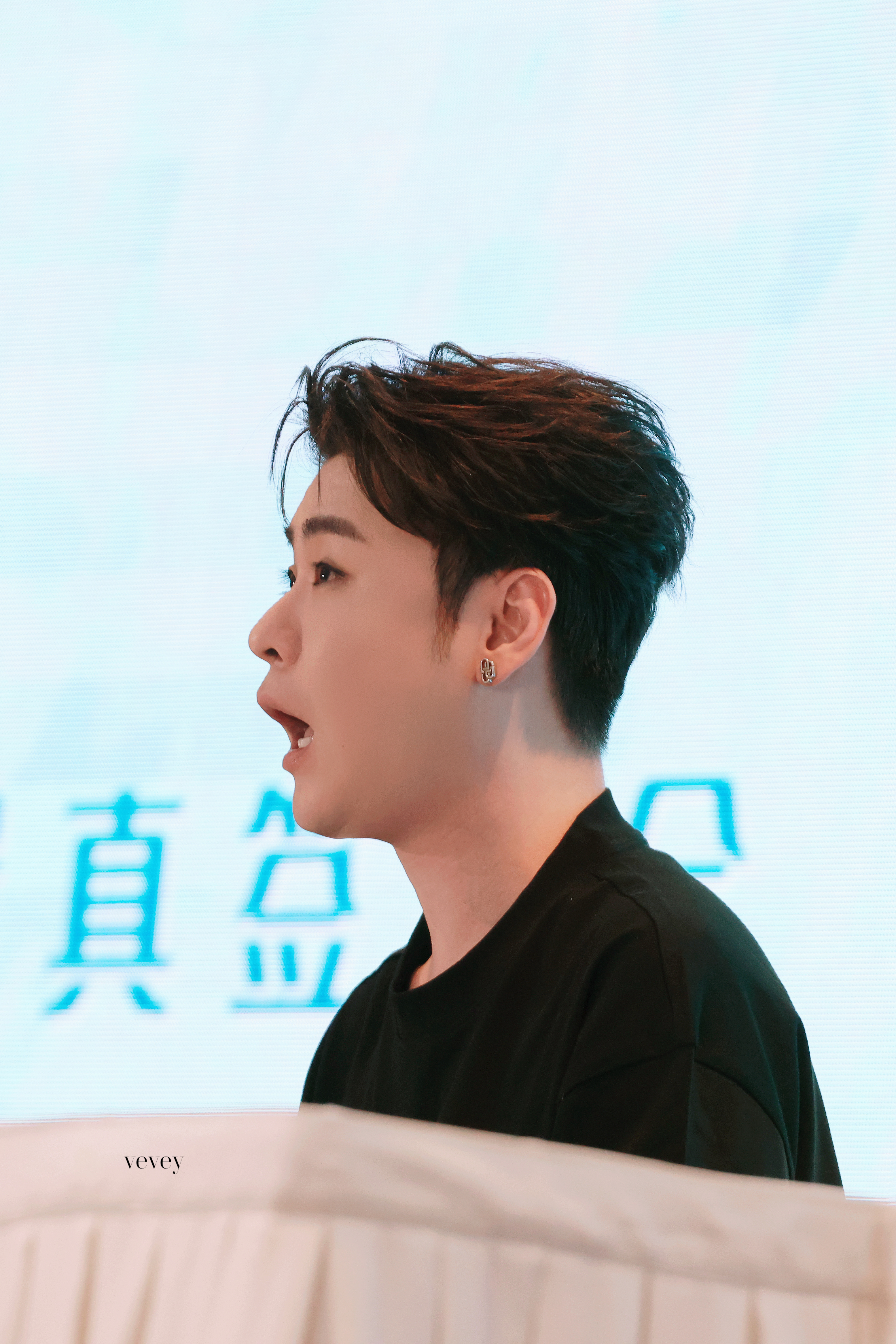 花很喜悦，我们很轻盈，我们都是天地护佑的孩子晚安—张云雷