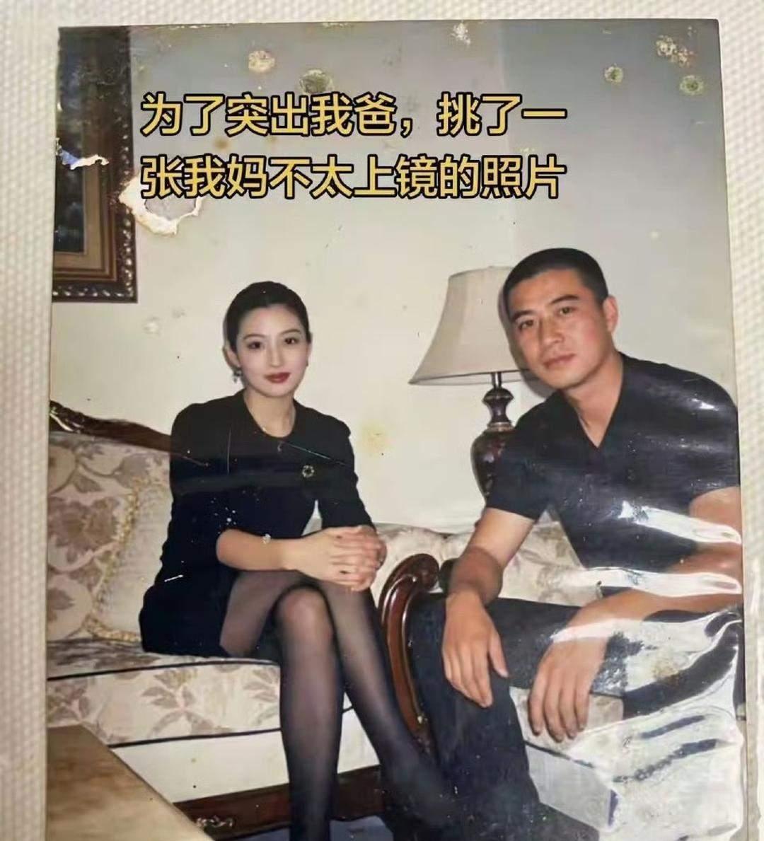 这张老照片，女子也太漂亮了吧？
感觉的出来应该是九十年代的老照片了，那时室内的布