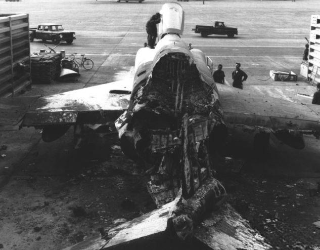 1968年，越南战争中，在机场被越共游击队击毁的RF-4C侦察机。