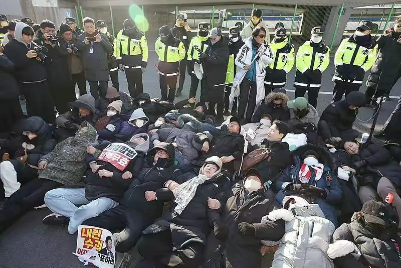 尹锡悦最后一根稻草只能靠总统警卫处，这块硬骨头如何破，韩国警方如果要成功抓捕尹锡