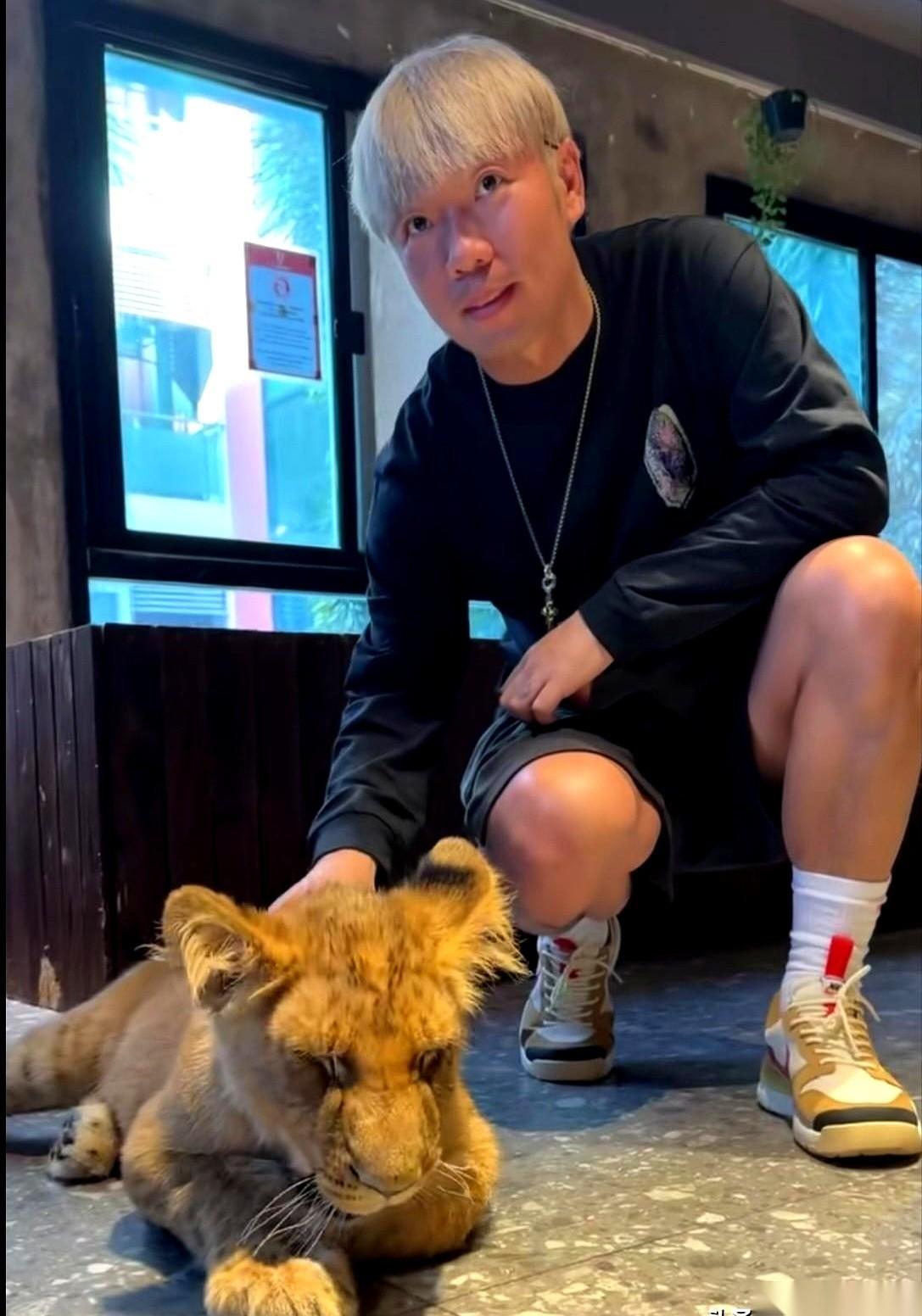 朋友圈刷到几张图，给我看沉默了。
咱们的两位队长，稀哲在曼谷，法比奥在迪拜。阳光