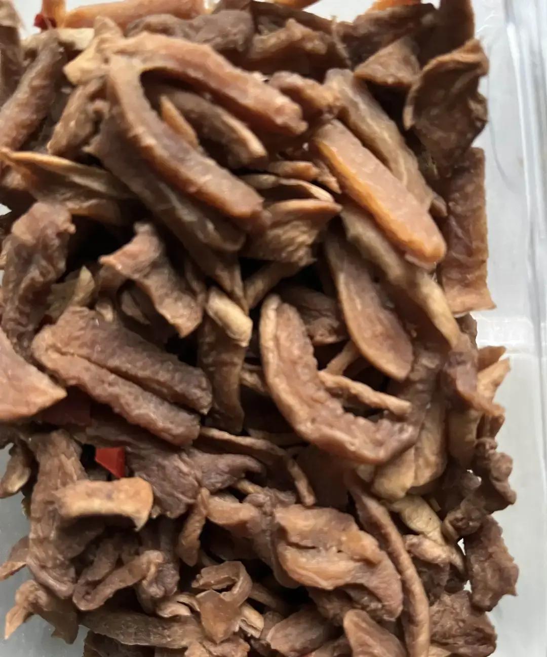 山姆会员店突然宣布，从明天起三家门店提前闭店，晚上九点就关门。

说是客流太大，