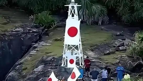 中日闹得再凶，钓鱼岛上那座灯塔谁都不敢碰！因为谁都明白：灯塔一碰，东海必炸！它不