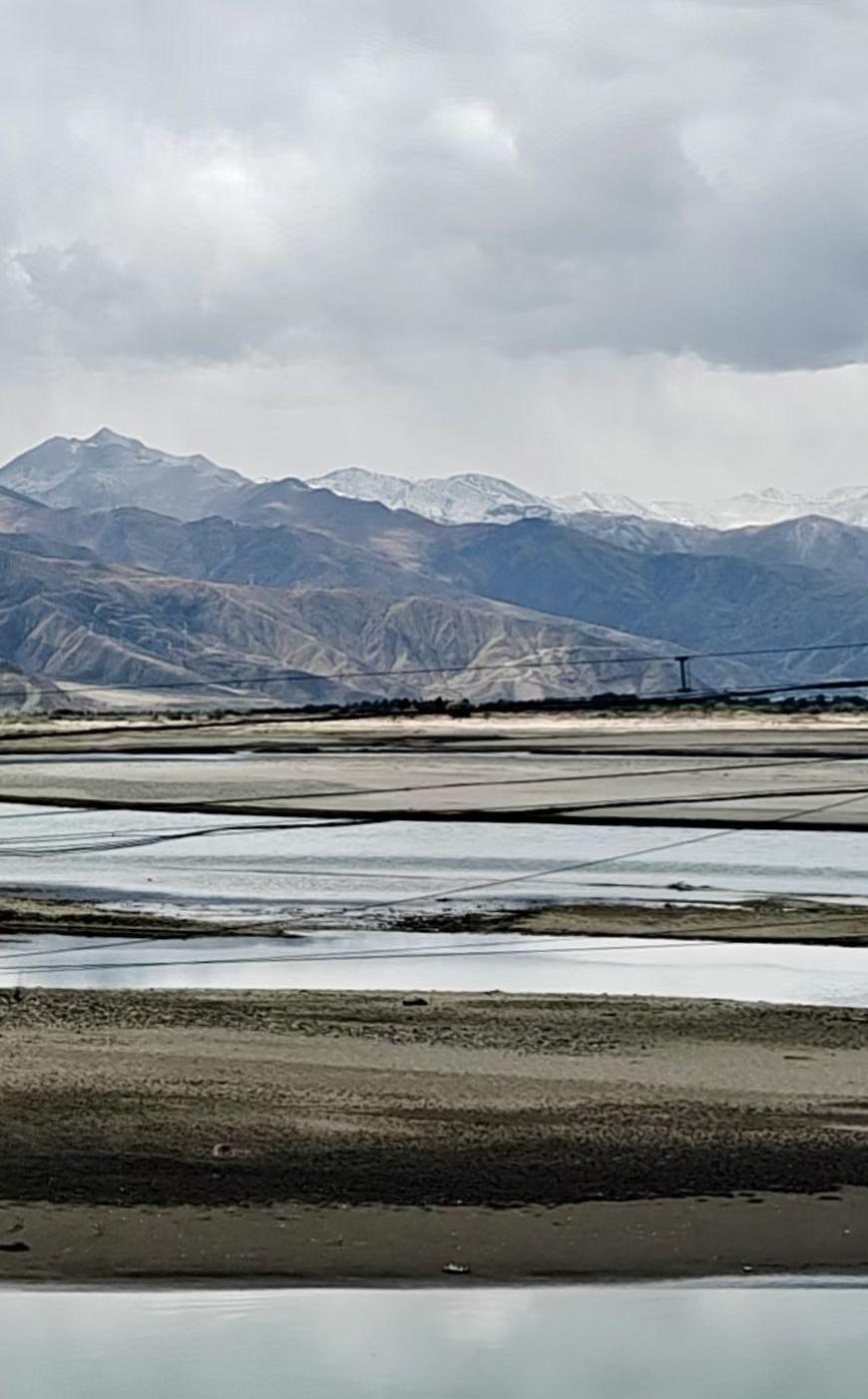 旅行随手拍雪山沉默，河水缓流，风把所有喧嚣都吹远了，只剩下天地间的辽阔与安静。