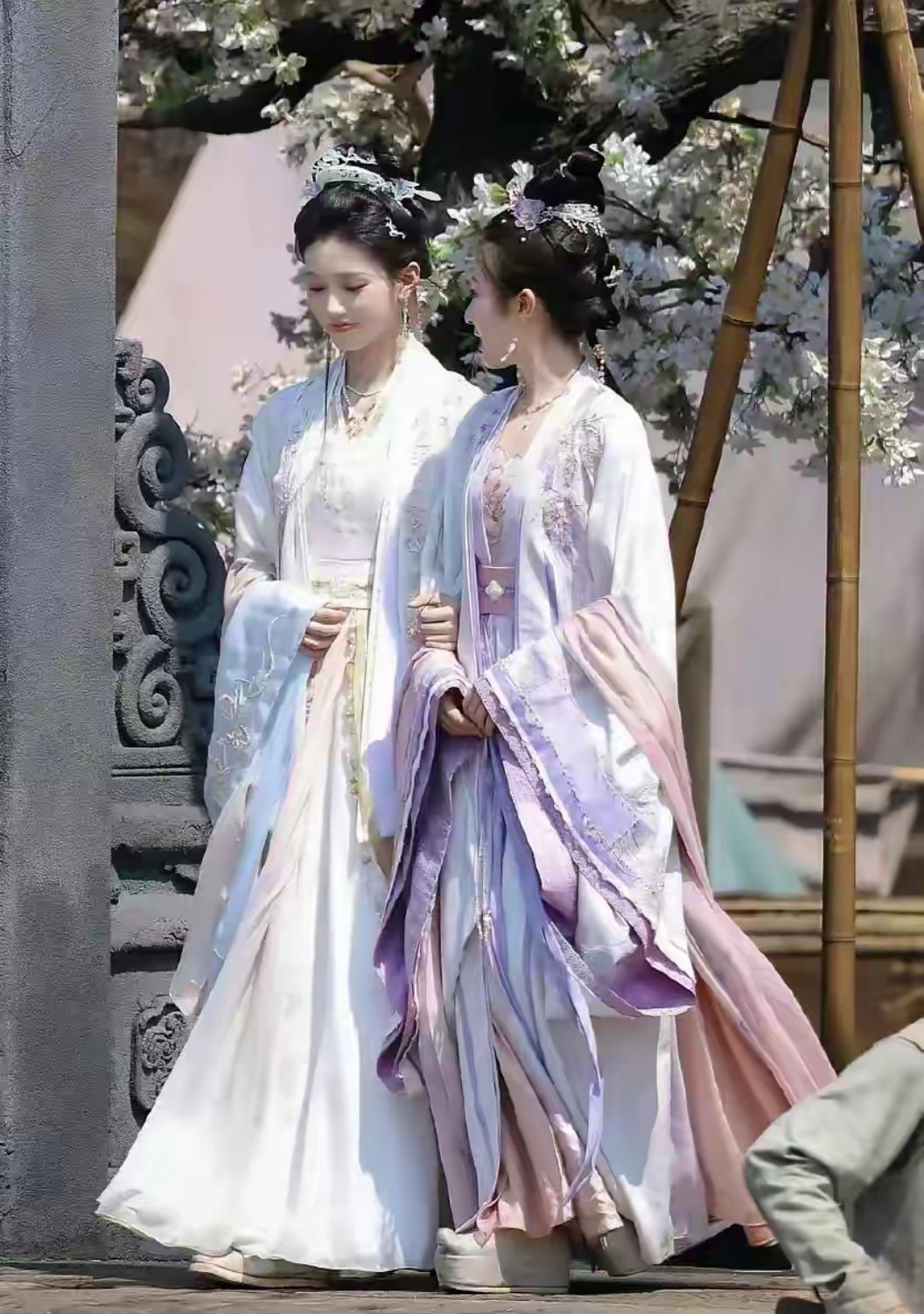 刘海梳上去气质突然就变了，看了太久有刘海的古装，太不容易了 