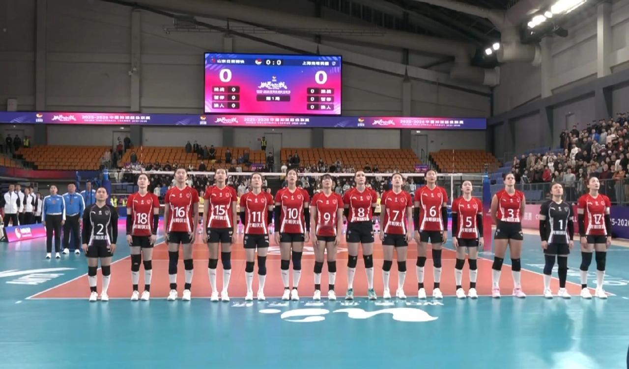 上海女排第一局25-23逆转比赛两分险胜！

蔡斌教练第一次派出小二传黄欣悦首发